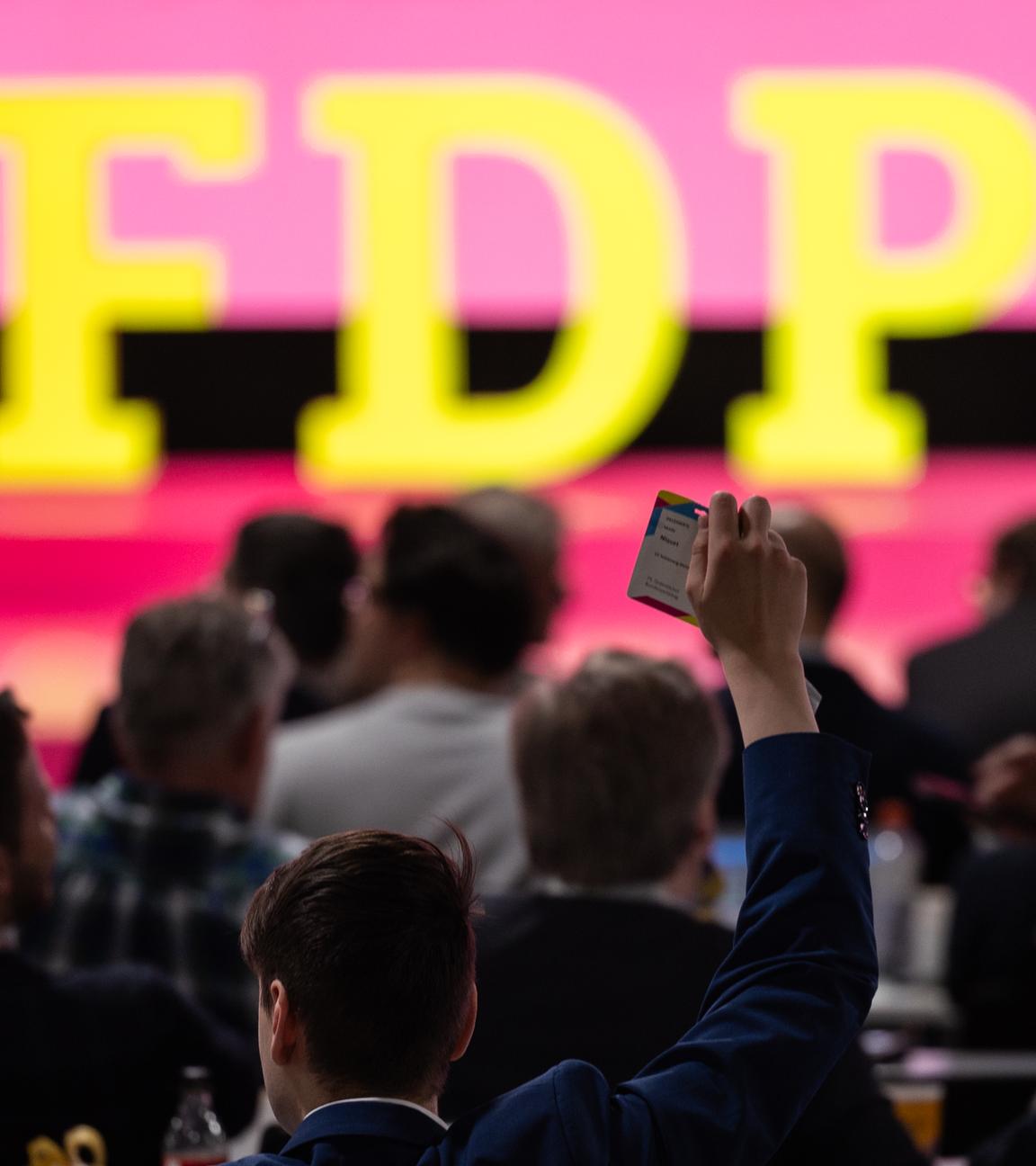 Delegierte stimmen ab auf dem Bundesparteitag der FDP in Berlin