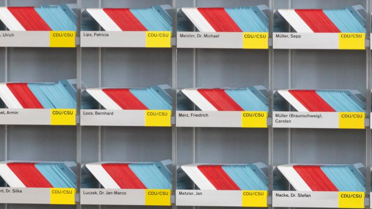 Abstimmungskärtchen im Bundestag für die Abstimmung über das Sondervermögen im Bundestag