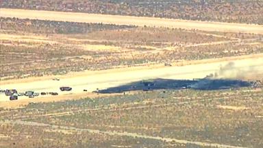 Dieses Bild stammt aus einem von KABC zur Verfügung gestellten Video und zeigt Einsatzkräfte am 15.06.2026, die in der Nähe der Edwards Air Force Base in Kalifornien am Ort eines Flugzeugabsturzes im Einsatz sind.