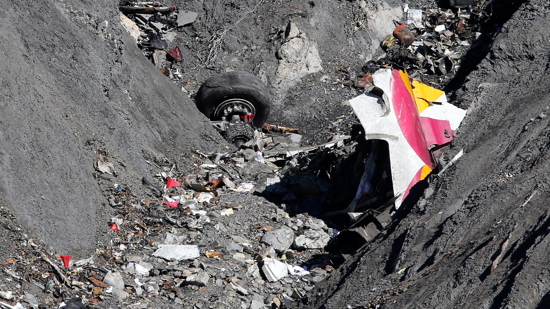 Die Trümmer der Germanwings-Maschine liegen verteilt in einer steinigen Felsspalte in den Alpen.