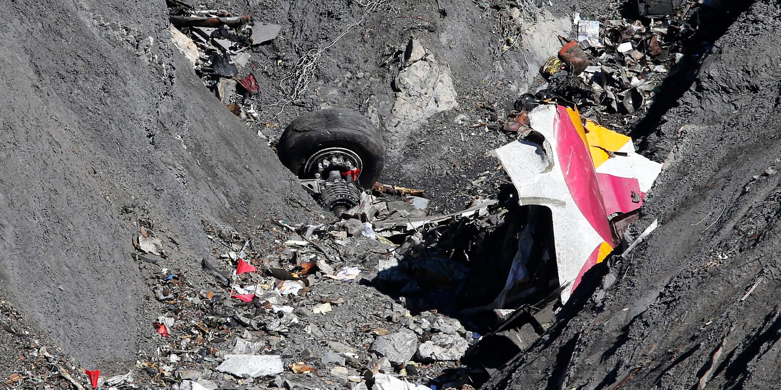 Die Trümmer der Germanwings-Maschine liegen verteilt in einer steinigen Felsspalte in den Alpen.