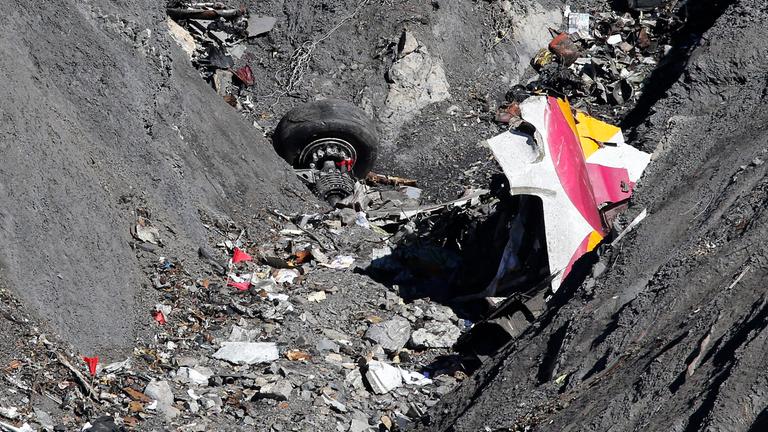 Die Trümmer der Germanwings-Maschine liegen verteilt in einer steinigen Felsspalte in den Alpen.