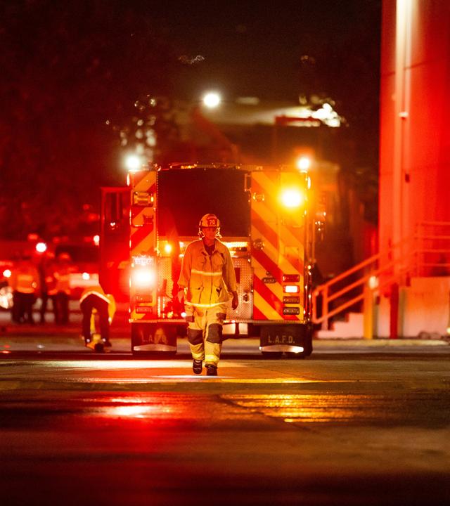 Rettungskräfte sind am Unfallort im Einsatz, nachdem ein Hubschrauber in der Nähe eines Busunfalls in Chatsworth abgestürzt war.
