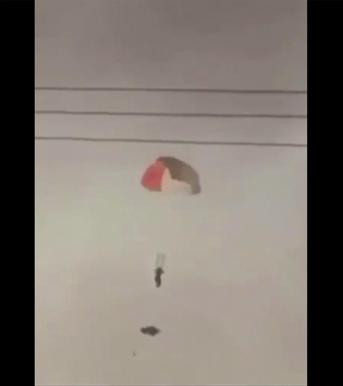 Dieser Videoausschnitt aus UGC-Bildern, die am 2. März 2026 in den sozialen Medien gepostet wurden, zeigt einen Piloten, der mit einem Fallschirm in der Nähe von al-Jahra in Kuwait vom Himmel herabsteigt, nachdem nach Angaben des US-Zentralkommandos drei US-Kampfflugzeuge versehentlich von der kuwaitischen Luftverteidigung abgeschossen wurden, während der Iran seinen dritten Tag mit Vergeltungsmaßnahmen im Golf fortsetzt