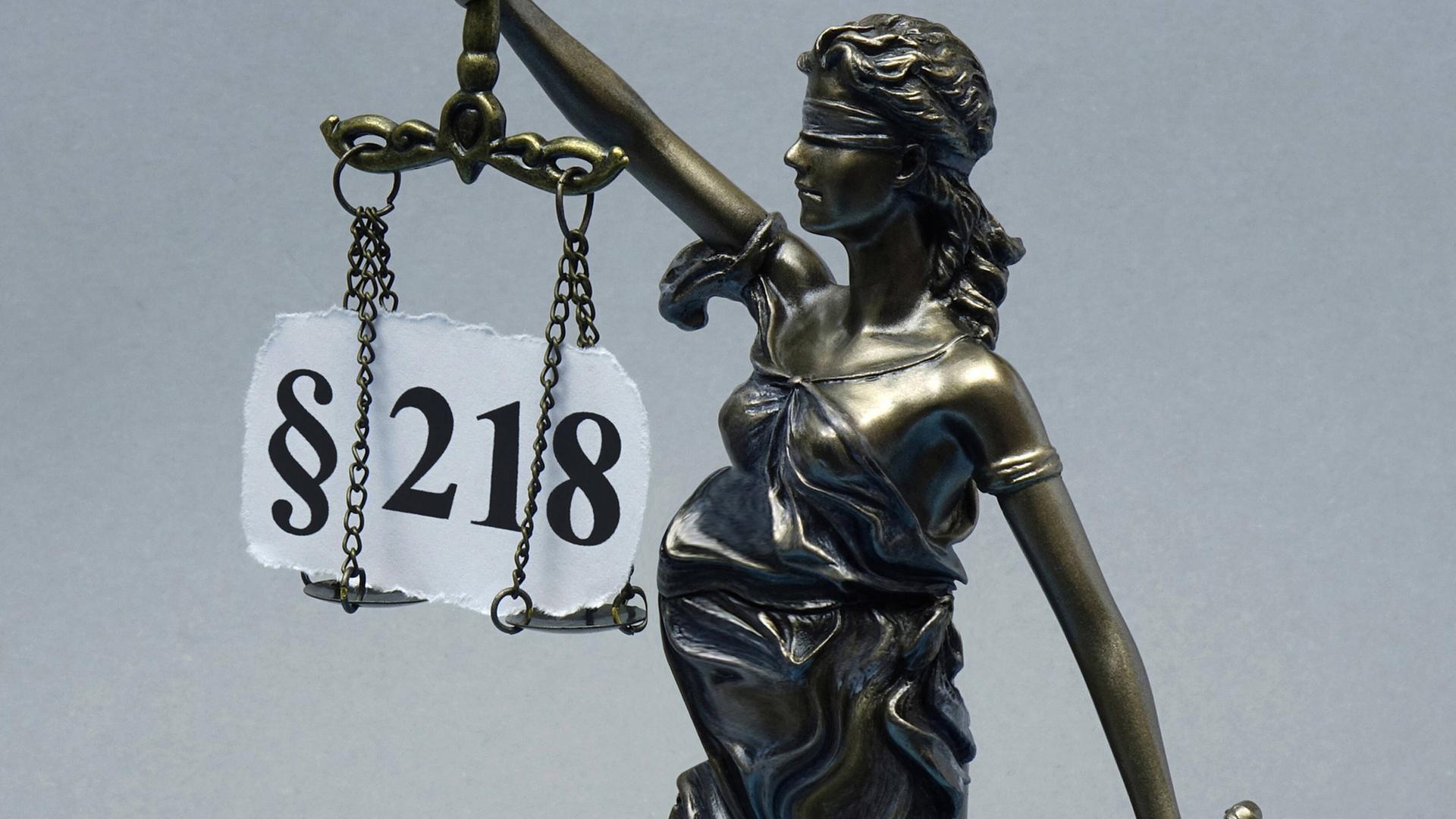 Symbolbild: schwangere Justitia und Paragraf 218