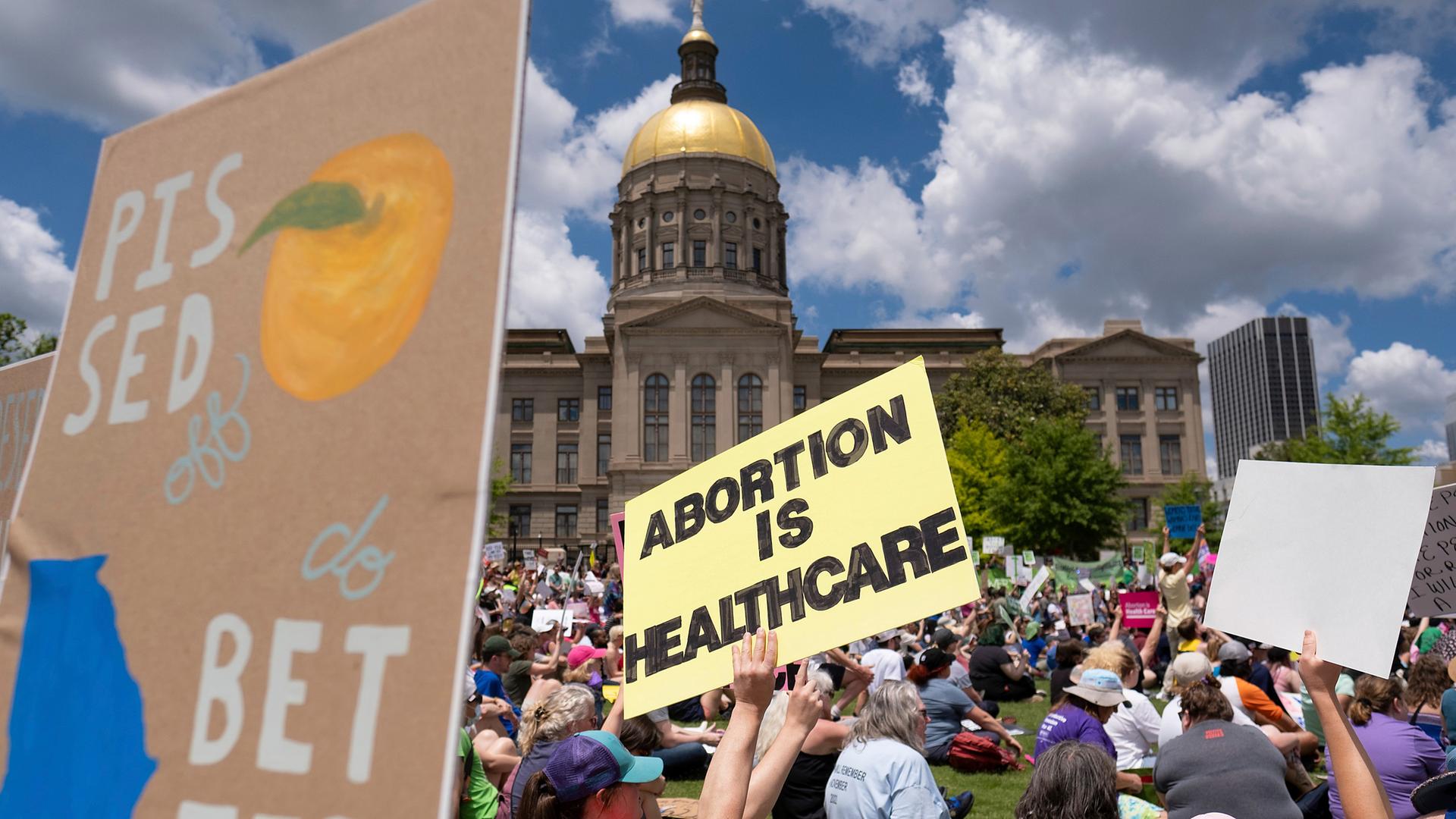 Demonstranten für Abtreibungsrechte versammeln sich in der Nähe des Georgia State Capitol in Atlanta.