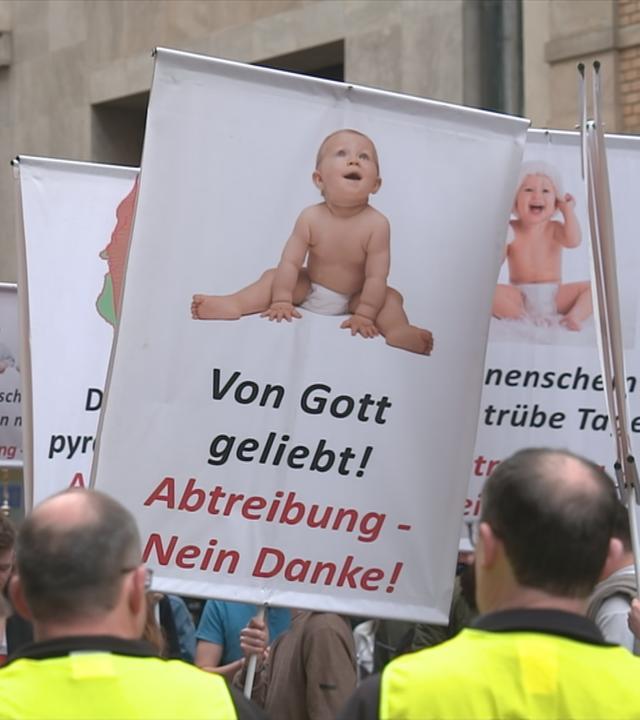 Abtreigungsgegner bei Protestaktion