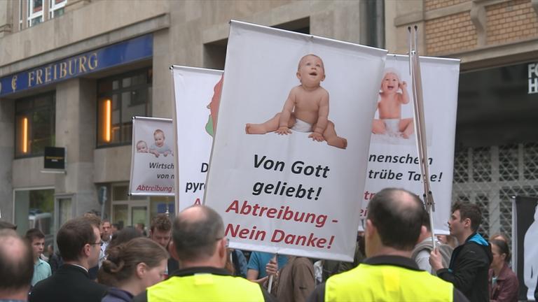 Abtreigungsgegner bei Protestaktion
