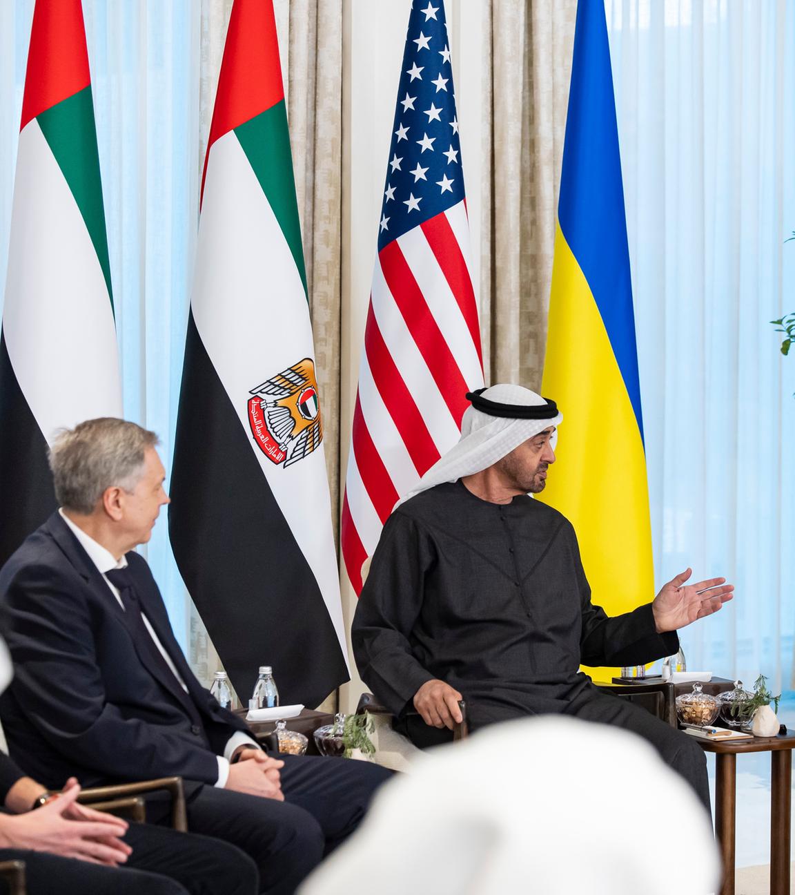 Ein vom Präsidialgericht der VAE veröffentlichtes Foto zeigt den Präsidenten der VAE, Mohamed bin Zayed Al Nahyan (2. von rechts), bei einem Treffen mit Jared Kushner (links), Igor Kostyukov, Chef der Hauptverwaltung des Generalstabs der russischen Streitkräfte (2. von links), und Rustem Umerov, Sekretär des Nationalen Sicherheits- und Verteidigungsrates der Ukraine (rechts), während der von den VAE ausgerichteten trilateralen Gespräche zwischen den Vereinigten Staaten, Russland und der Ukraine im Al Shati Palast in Abu Dhabi, Vereinigte Arabische Emirate, am 23. Januar 2026.