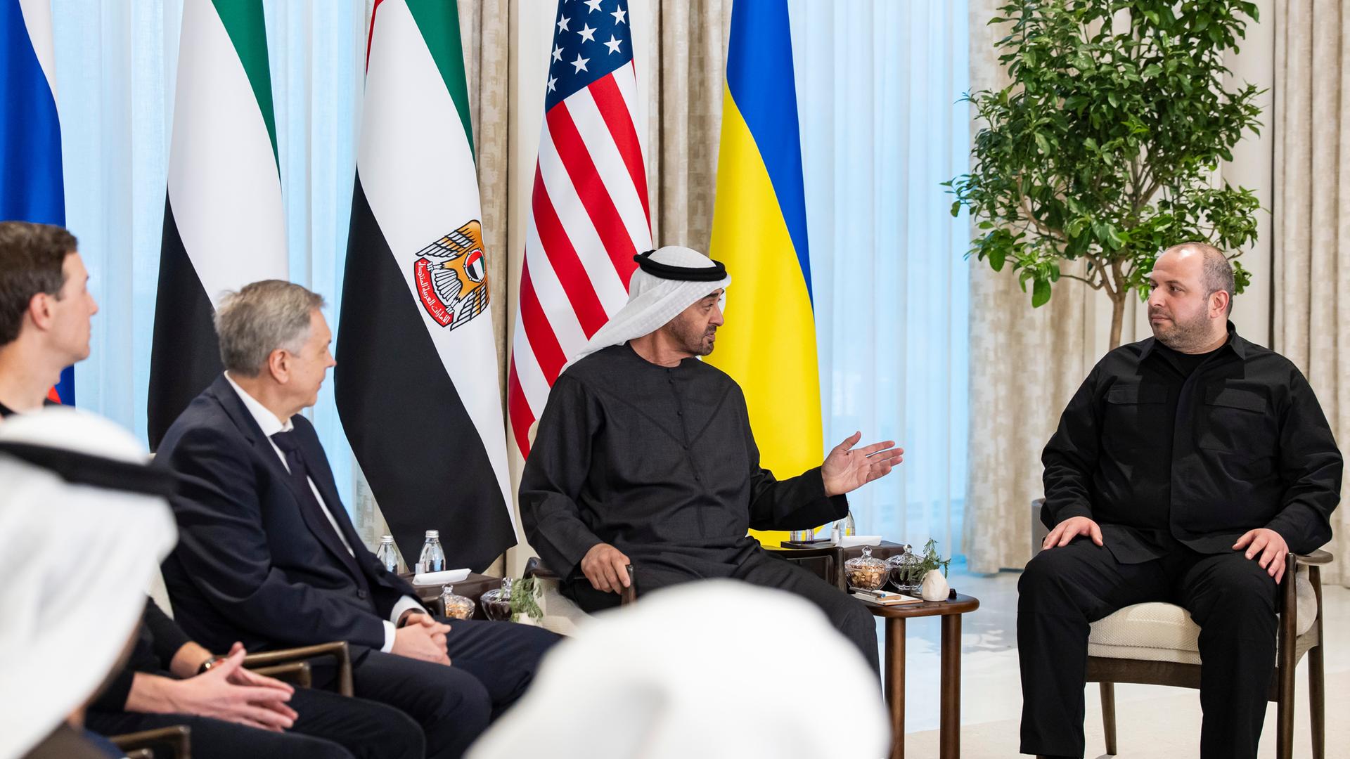 Ein vom Präsidialgericht der VAE veröffentlichtes Foto zeigt den Präsidenten der VAE, Mohamed bin Zayed Al Nahyan (2. von rechts), bei einem Treffen mit Jared Kushner (links), Igor Kostyukov, Chef der Hauptverwaltung des Generalstabs der russischen Streitkräfte (2. von links), und Rustem Umerov, Sekretär des Nationalen Sicherheits- und Verteidigungsrates der Ukraine (rechts), während der von den VAE ausgerichteten trilateralen Gespräche zwischen den Vereinigten Staaten, Russland und der Ukraine im Al Shati Palast in Abu Dhabi, Vereinigte Arabische Emirate, am 23. Januar 2026.