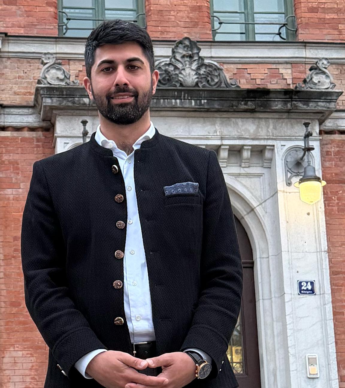 Der neue Oberbürgermeister von Rosenheim, Abuzar Erdogan, steht vor einem Gebäude.