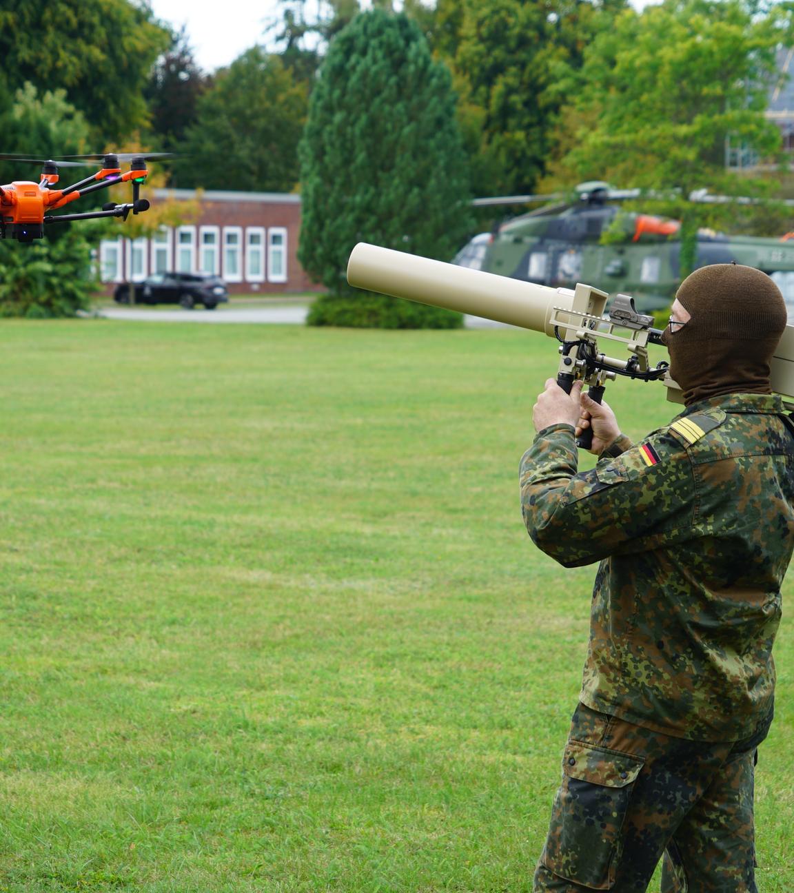 Ein Soldat nutzt im Rahmen einer Bundeswehrübung die Abwehrdrohne Falke. Diese ist links im Bild zu sehen.