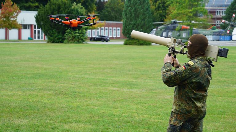 Ein Soldat nutzt im Rahmen einer Bundeswehrübung die Abwehrdrohne Falke. Diese ist links im Bild zu sehen.