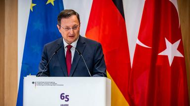 Gökhan Turan, Botschafter der Türkei nimmt an einer Festveranstaltung zum 65. Jubiläum des deutsch-türkischen Anwerbeabkommens teil