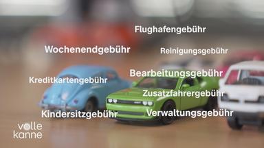 Spielzeugautos und darauf verschiedene Schlagwörter wie Flughafengebühr, Verwaltungsgebühr, Kindersitzgebühr etc.