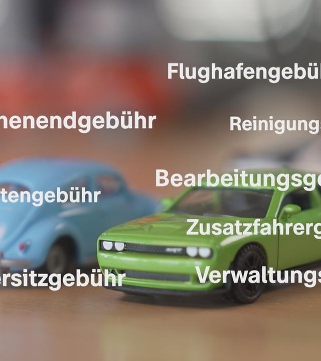 Spielzeugautos und darauf verschiedene Schlagwörter wie Flughafengebühr, Verwaltungsgebühr, Kindersitzgebühr etc.
