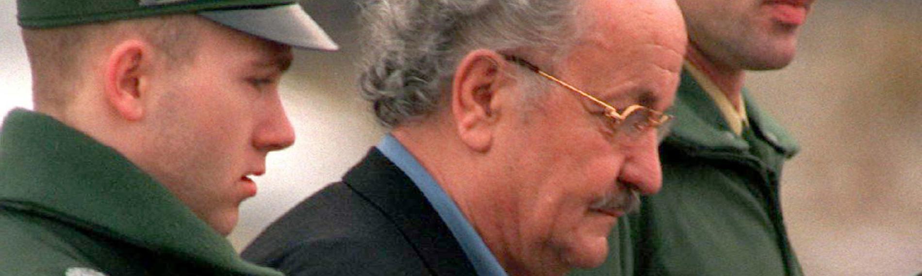 er inhaftierte Milliardenpleitier Juergen Schneider, hier bei seiner Ankunft aus den USA am 23.2.1996 auf dem Frankfurter Flughafen zwischen zwei Polizeibeamten. dpa (zu dpa lhe 031 vom 21.4.1997) - colorplus -
