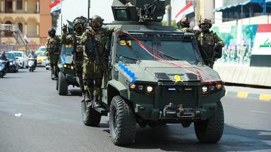 rak, Bagdad: Irakische Soldaten zeigen das Friedenszeichen bei einem Konvoi von Sicherheitsfahrzeugen durch die irakische Hauptstadt, während der Feierlichkeiten zum Tag der nationalen Souveränität des Irak und zum Abzug der US-Truppen.