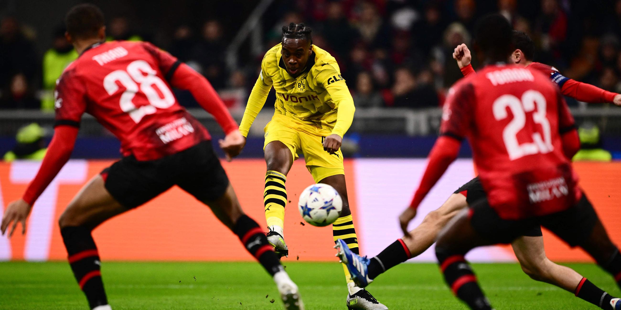 Jamie Bynoe-Gittens (Dortmund) schießt den Ball.