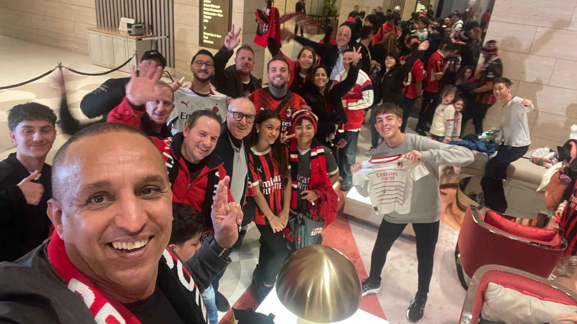 Der Milan-Fanclub Perth mit Präsident Jamal Nasri im Vordergrund