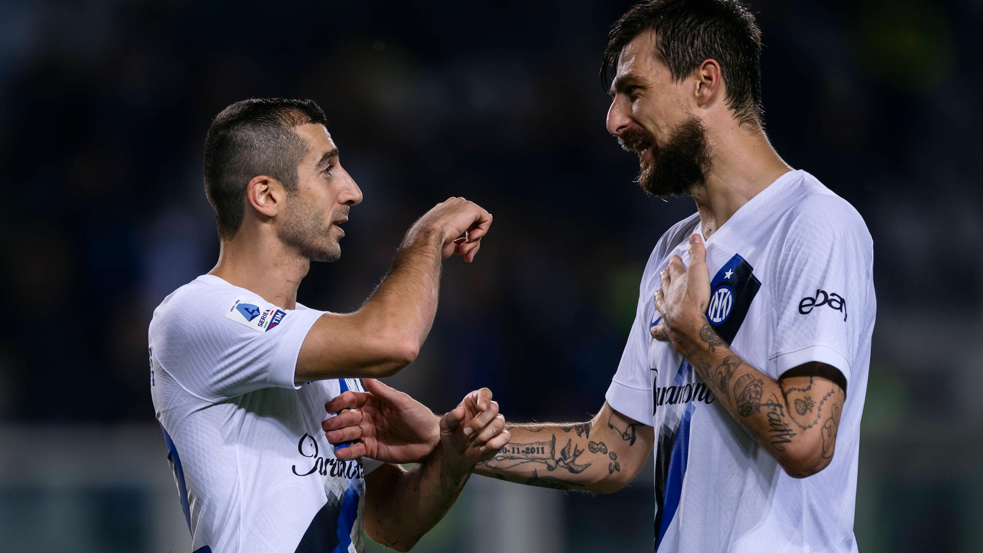 21.10.2023, FC Turin - Inter Mailand: Henrikh Mkhitaryan (links) spricht mit Francesco Acerbi (beide Inter)