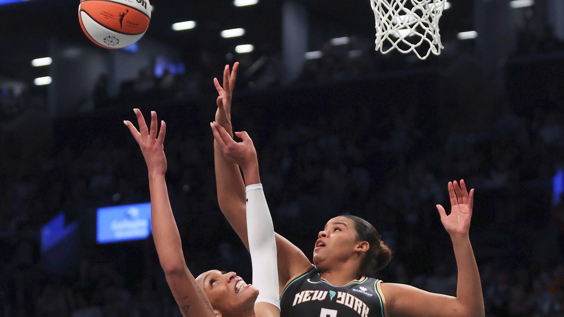 A'ja Wilson und Nyara Sabally im Zweikampf um den Basketball während des WNBA Spiels am 17.05.2025