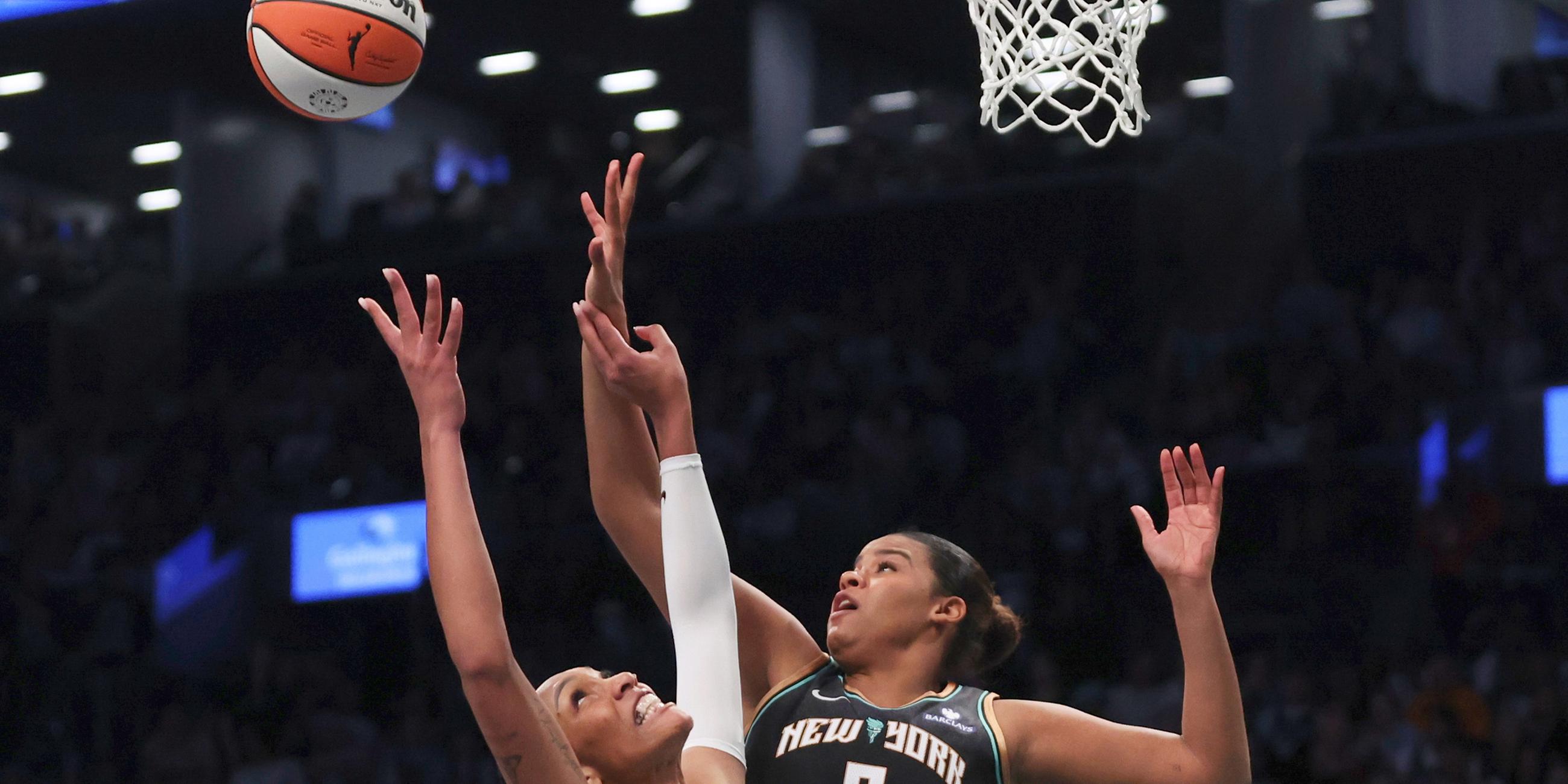 A'ja Wilson und Nyara Sabally im Zweikampf um den Basketball während des WNBA Spiels am 17.05.2025