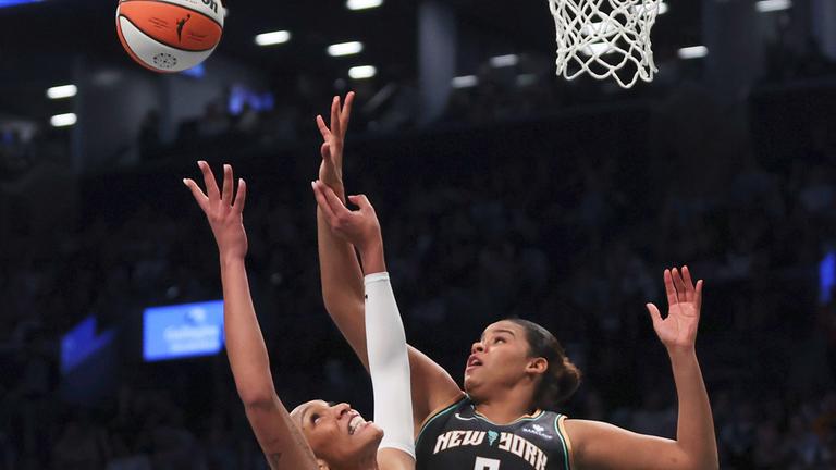 A'ja Wilson und Nyara Sabally im Zweikampf um den Basketball während des WNBA Spiels am 17.05.2025