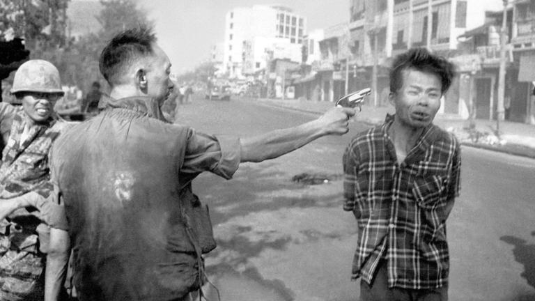 30. Januar: Tet-Offensive: Vietkong-Rebellen und nordvietnamesische Truppen greifen zu Beginn des buddhistischen Neujahrsfestes (Tet) Ziele in Südvietnam und die dort stationierten US-Einheiten an. Der Polizeipräsident von Saigon erschießt am 1. Februar vor laufender Kamera einen gefangenen Vietcong - ein Bild, das um die Welt geht.