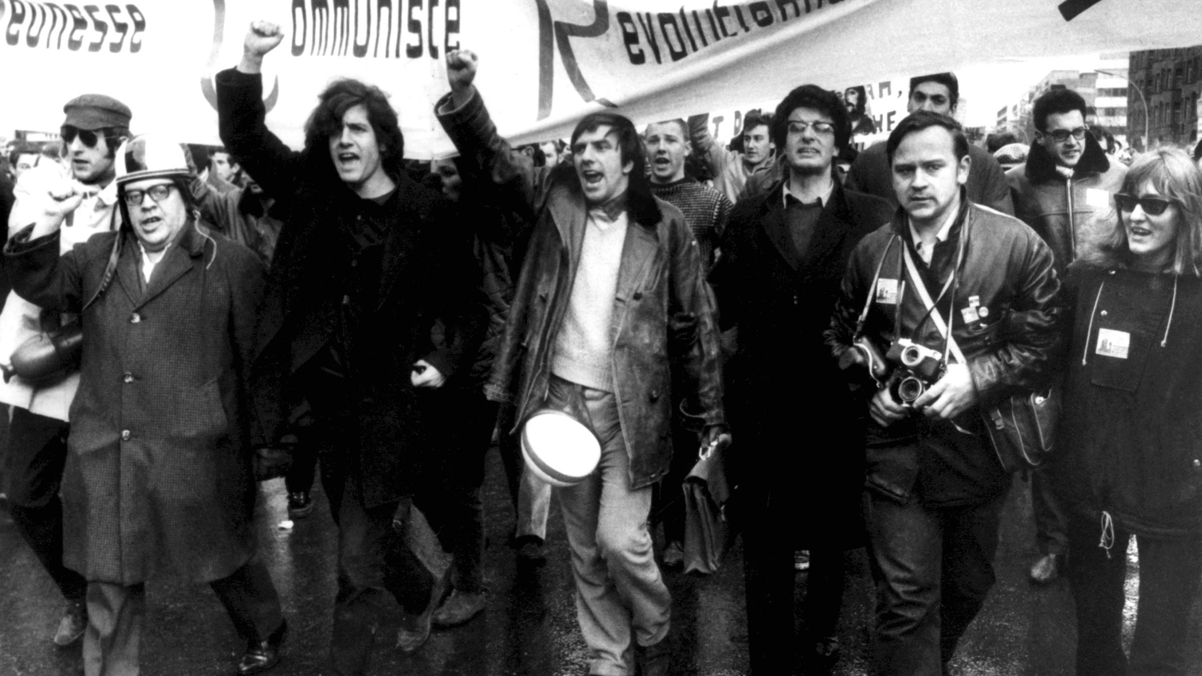 17. Februar: das archivbild vom 18.02.1968 zeigt den studentenfuehrer rudi dutschke (m, mit erhobener faust) sowie den deutschen lyriker und schriftsteller erich fried (l) in berlin an der spitze eines demonstrationszuges gegen den vietnamkrieg. "ho ho ho chi minh!" den name des nordvietnamesischen kp-chefs skandierten in den sechziger jahren tausende von demonstranten in den strassen westdeutscher grossstaedte, vor allem in west-berlin. die von den universitaeten ausgehende jugendrevolte in deutschland hatte mit dem vietnamkrieg ihr zentrales politisches angriffsziel gefunden und scheint im rueckblick ohne ihn kaum noch denkbar. dpa (zu dpa-themenpaket vietnam am 25.04.2000)