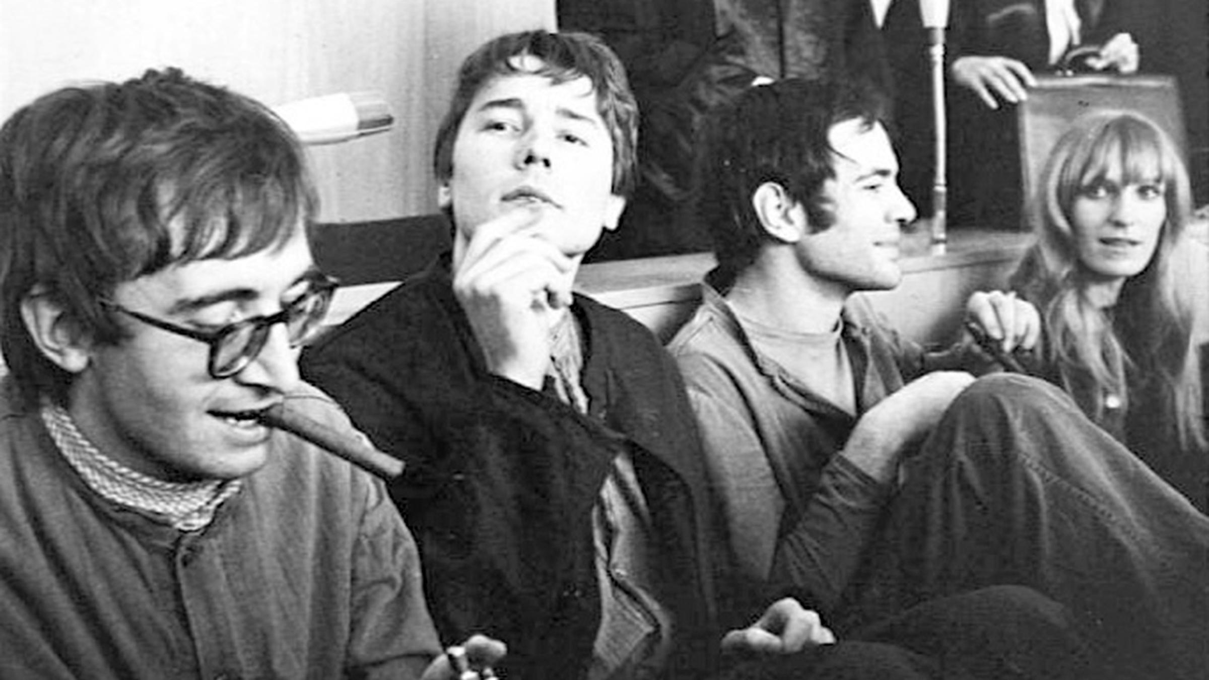 2. April: Brandanschläge auf zwei Kaufhäuser in Frankfurt am Main aus Protest gegen den Vietnamkrieg. Zu den Tätern gehören die späteren RAF-Mitglieder Gudrun Ensslin und Andreas Baader.