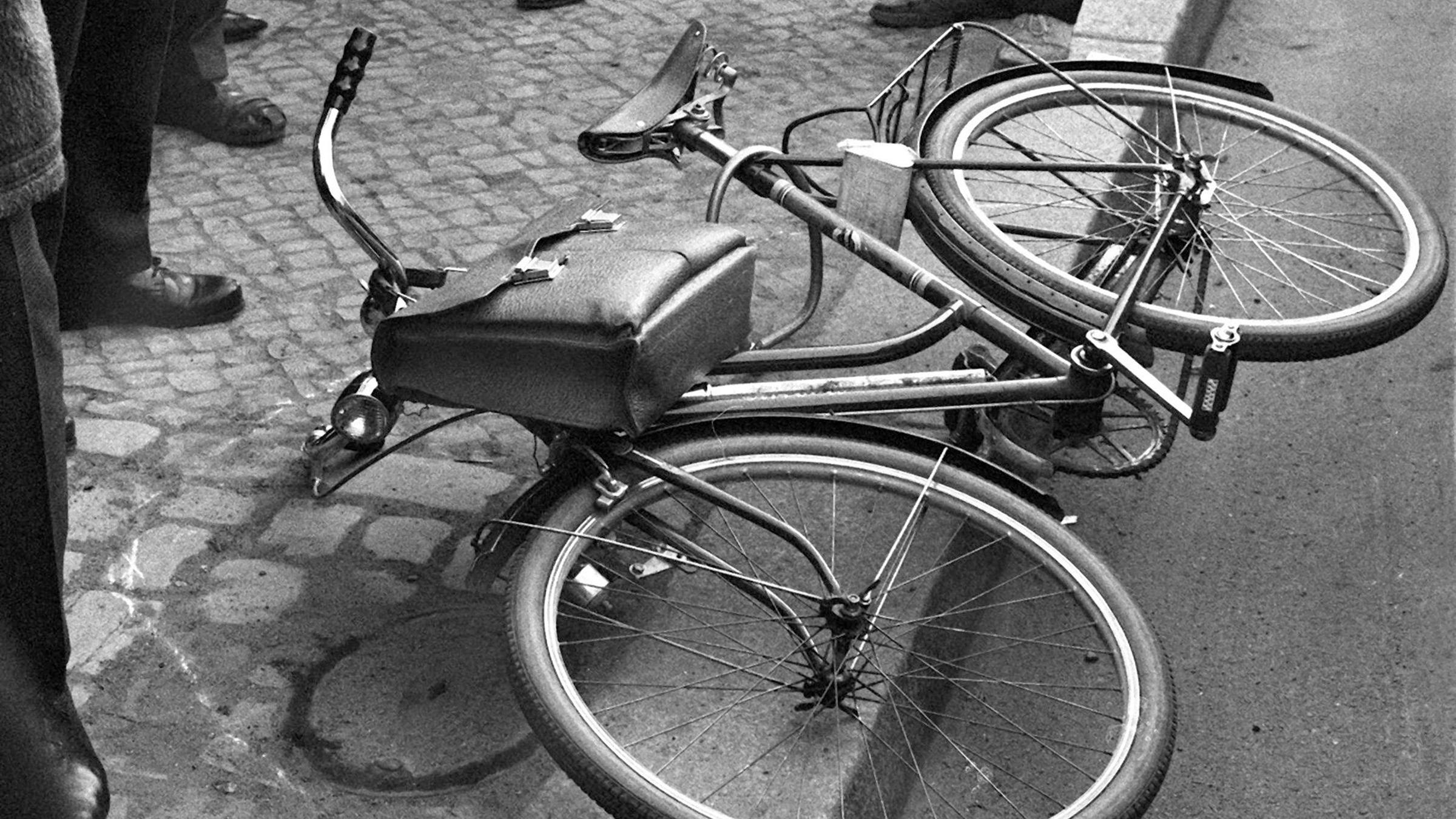 11. April: Rudi Dutschke, führender Kopf der Außerparlamentarischen Opposition (APO), wird in Berlin bei einem Attentat lebensgefährlich verletzt. Es folgen schwere Krawalle. Der Axel-Springer-Verlag wird Ziel von Blockaden und Brandanschlägen.