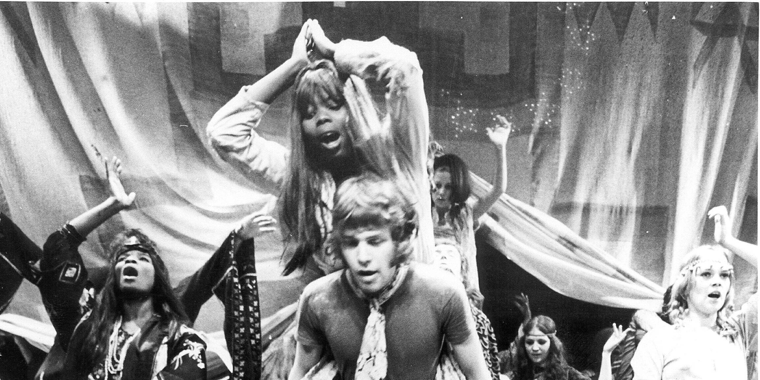 29. April: Das Musical "Hair" feiert am Broadway Premiere. Am 24. Oktober findet in München die Erstaufführung der deutschsprachigen Fassung statt. 