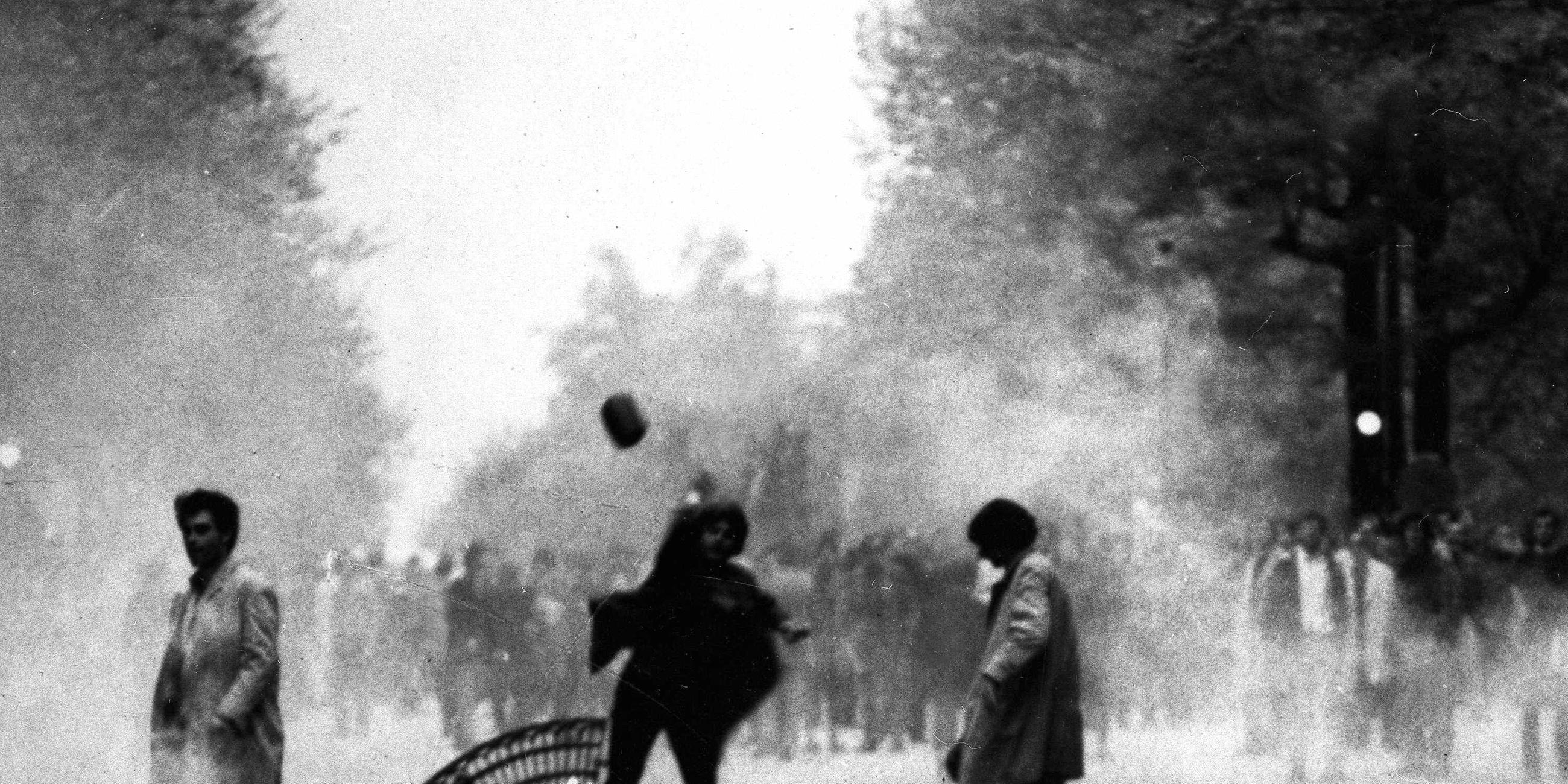 3. Mai: Studenten besetzen die Pariser Universität Sorbonne. Die Polizei räumt mit Gewalt. Es folgen Demos und Straßenschlachten. Die Gewerkschaften rufen für den 13. Mai zum Generalstreik auf, Arbeiter besetzen Betriebe.