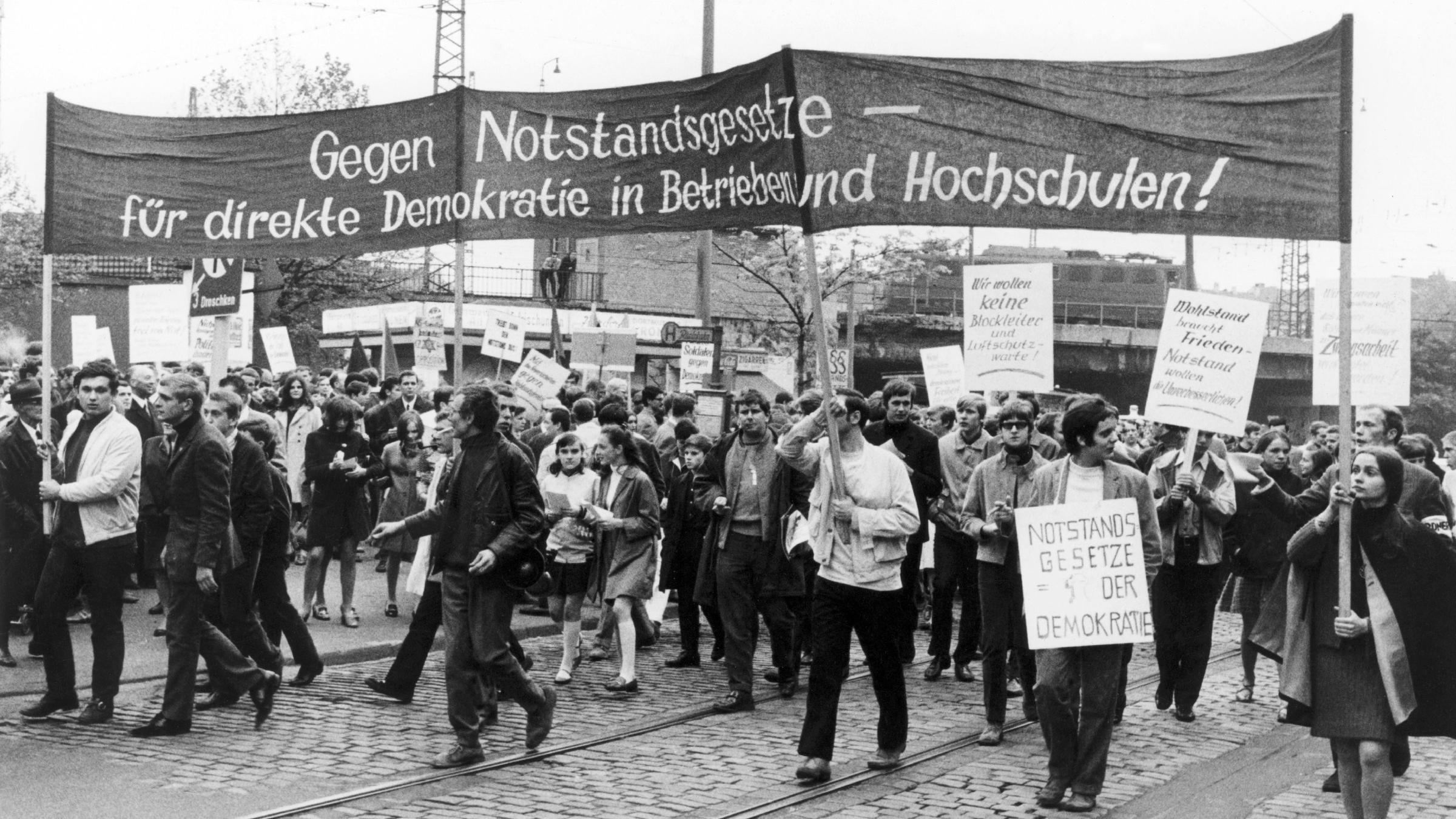 30. Mai: Der Bundestag verabschiedet die umstrittenen Notstandsgesetze.