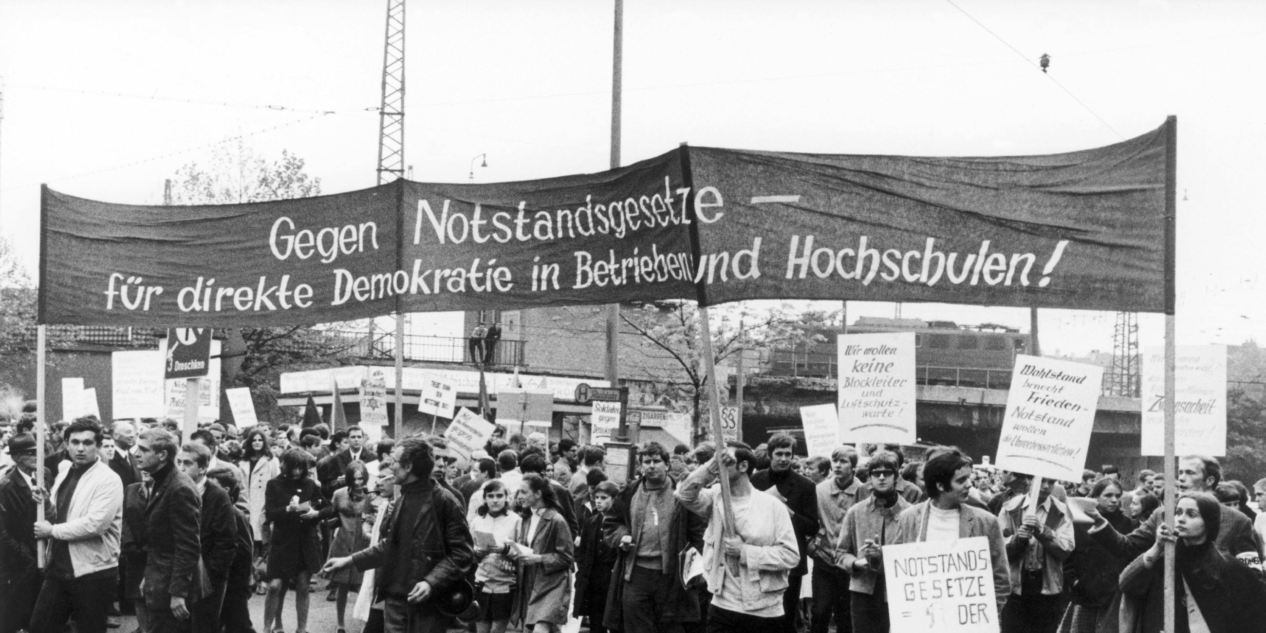 30. Mai: Der Bundestag verabschiedet die umstrittenen Notstandsgesetze.