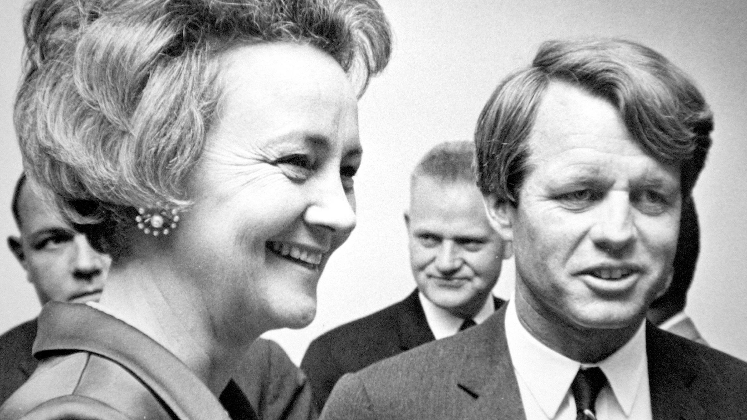 5. Juni: US-Senator Robert Kennedy, Bruder von John F. Kennedy und Kandidat der Demokraten für die Präsidentenwahl, wird in Los Angeles angeschossen und stirbt am Tag darauf.