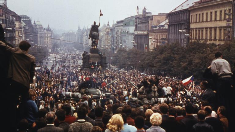 20. August: Der Prager Frühling wird gewaltsam beendet. Truppen des Warschauer Pakts beginnen mit der Besetzung der Tschechoslowakei. 