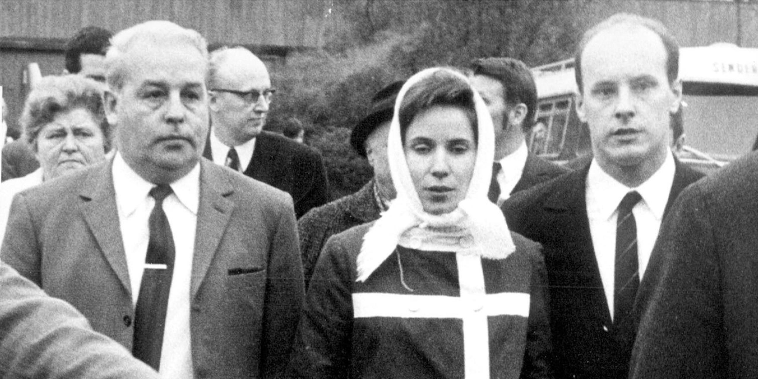 7. November: Die Journalistin und "Nazi-Jägerin" Beate Klarsfeld ohrfeigt Bundeskanzler Kurt Georg Kiesinger (CDU), den sie schon früher als "Nazi und Mörder" bezeichnet hatte.
