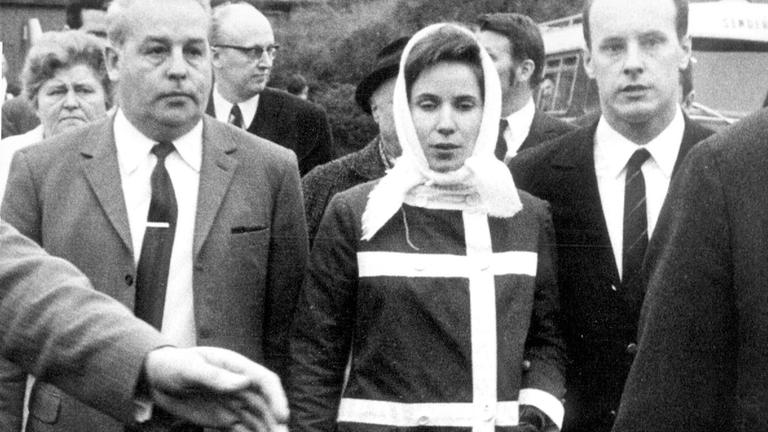 7. November: Die Journalistin und "Nazi-Jägerin" Beate Klarsfeld ohrfeigt Bundeskanzler Kurt Georg Kiesinger (CDU), den sie schon früher als "Nazi und Mörder" bezeichnet hatte.