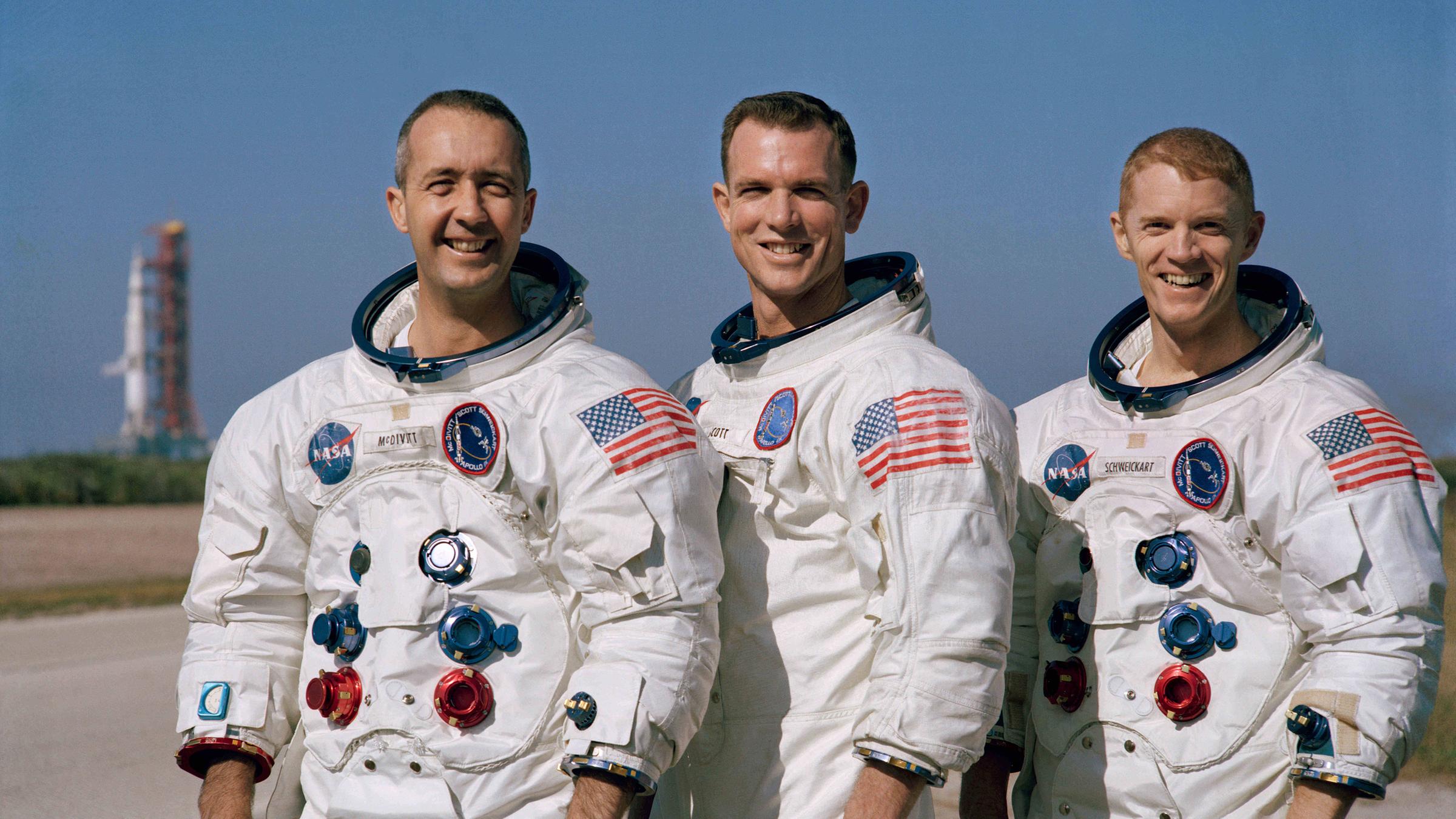 24. Dezember: "Apollo 8" umkreist den Mond. Die drei Astronauten an Bord sind die ersten Menschen, die den Himmelskörper umfliegen.