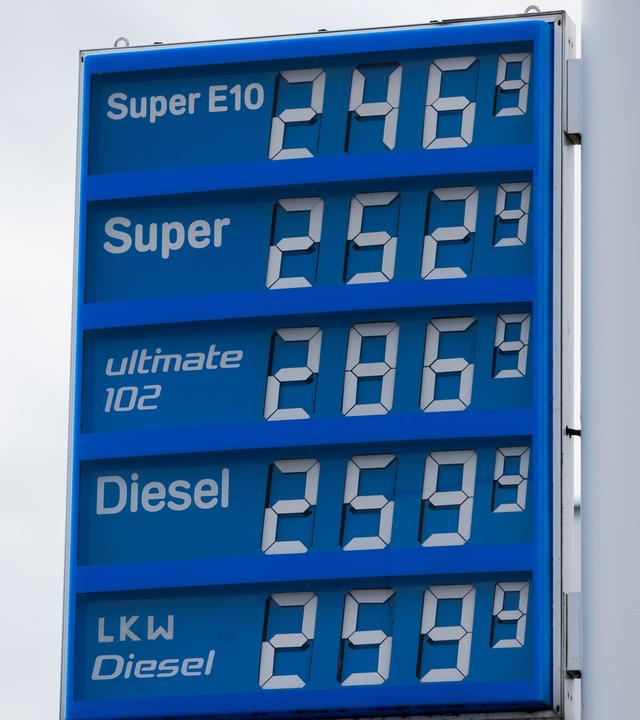 Nordrhein-Westfalen: Eine Anzeigetafel an einer Tankstelle mit den aktuellhohen Kraftstoffpreisen. 