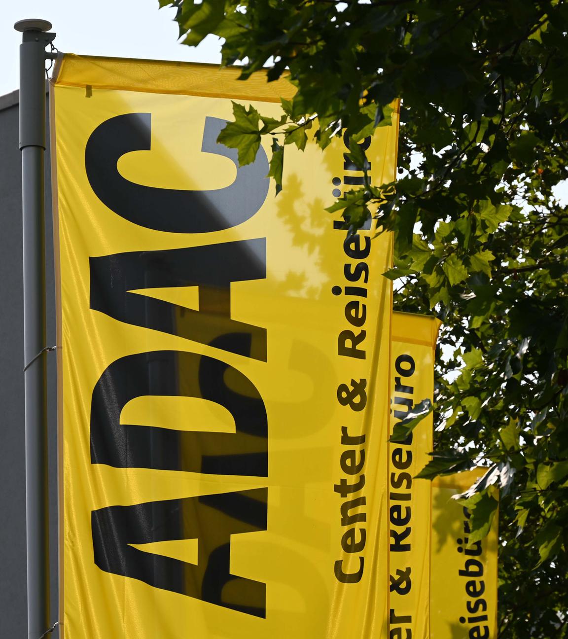 ADAC-Fahnen, Flaggen, vor der ADAC Niederlassung in Mülheim an der Ruhr