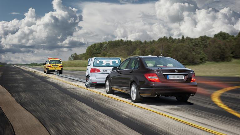 ADAC, Notbremsassistent-Test im Mercedes