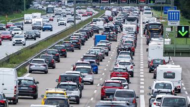 Bayern, Sauerlach: Autos und Reisebusse stehen auf der Autobahn 8 in Richtung Norden im Stau. Archivbild