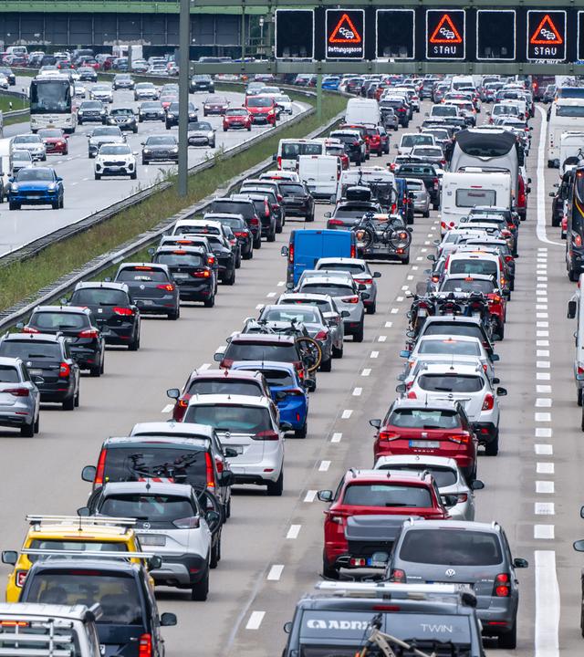 Bayern, Sauerlach: Autos und Reisebusse stehen auf der Autobahn 8 in Richtung Norden im Stau. Archivbild