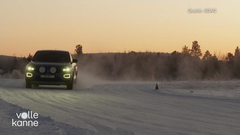 Montieren von Winterreifen in einer Werkstatt