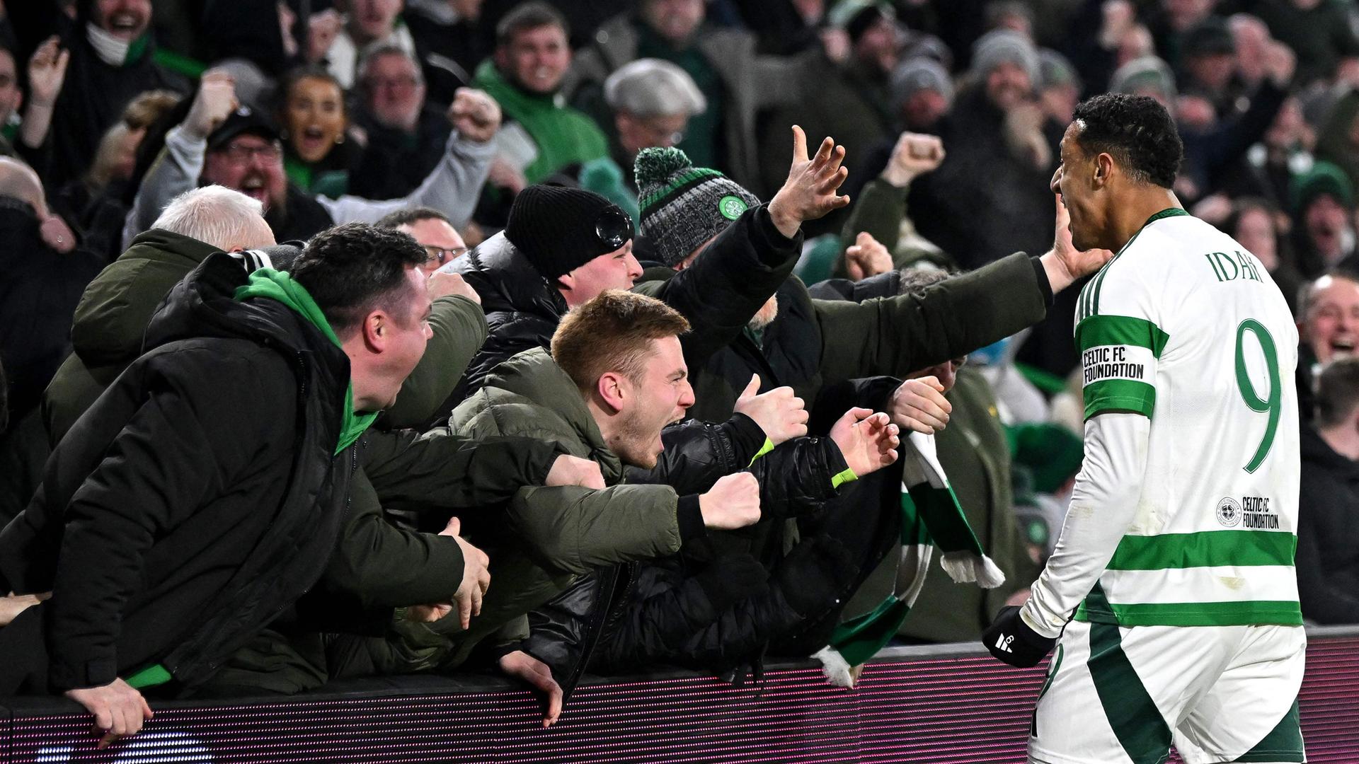 Celtics-Stürmer Adam Idah feiert das erste Tor seiner Mannschaft mit Fans während des UEFA Champions League-Fußballspiels zwischen Celtic und Young Boys im Celtic Park-Stadion in Glasgow, Schottland