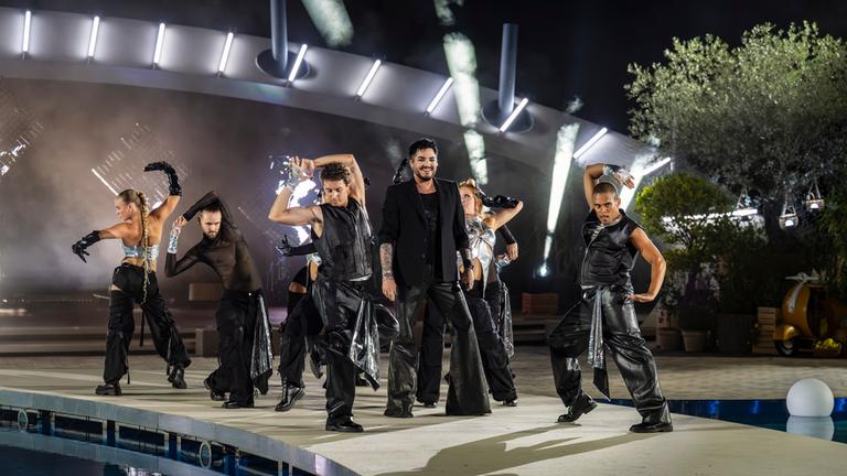 Adam Lambert steht auf der Bühne am Pool des "Fernsehgartens" bei "Die große Sommerparty".