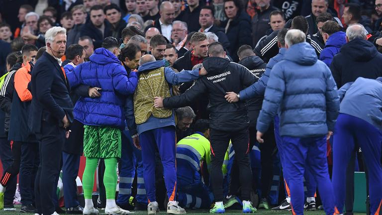 Ungarns Team bildete einen Sichtschutz, während Sanitäter Adam Szalai betreuten.